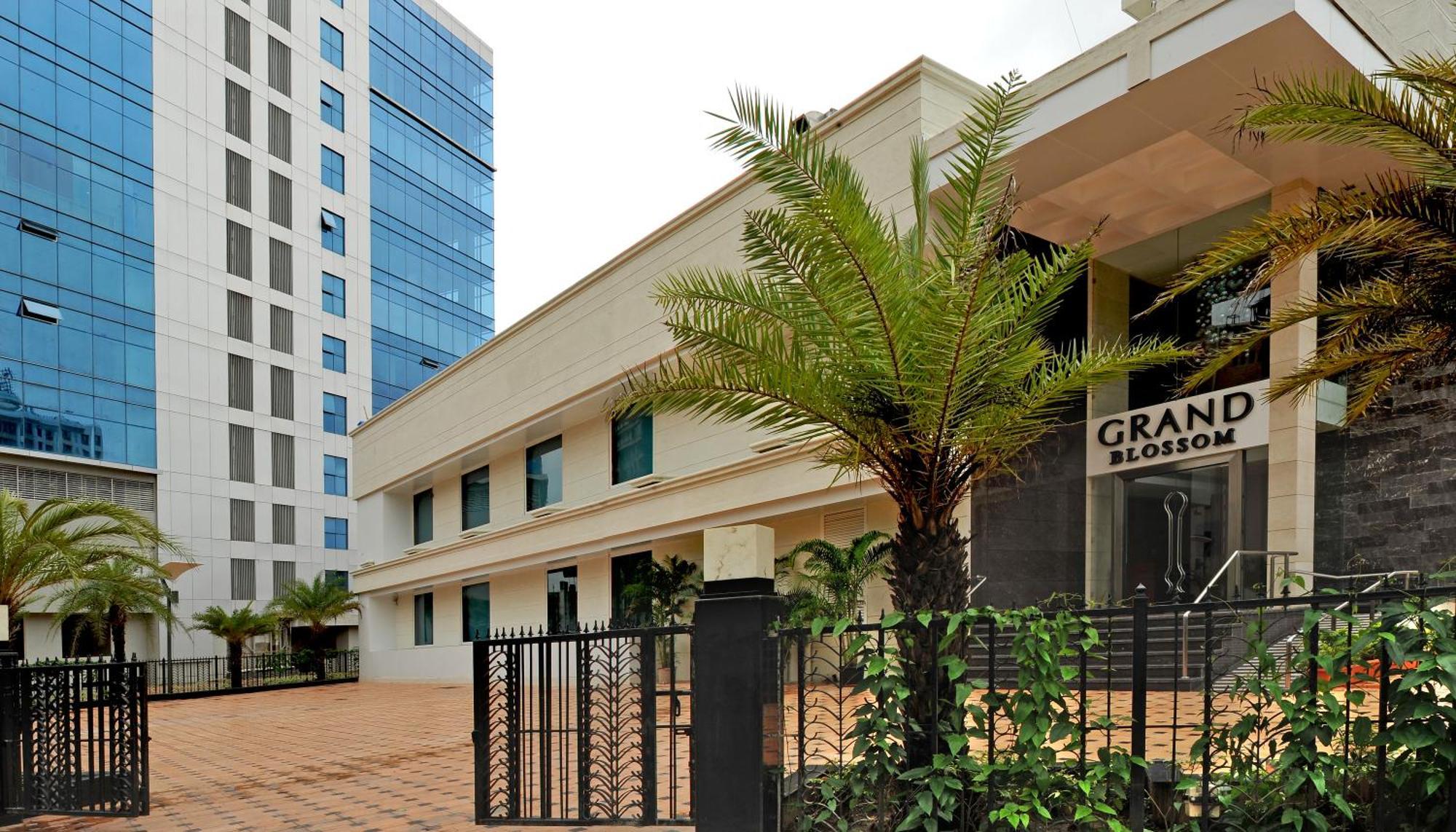 Radisson Mumbai Goregaon Hotel Exterior photo